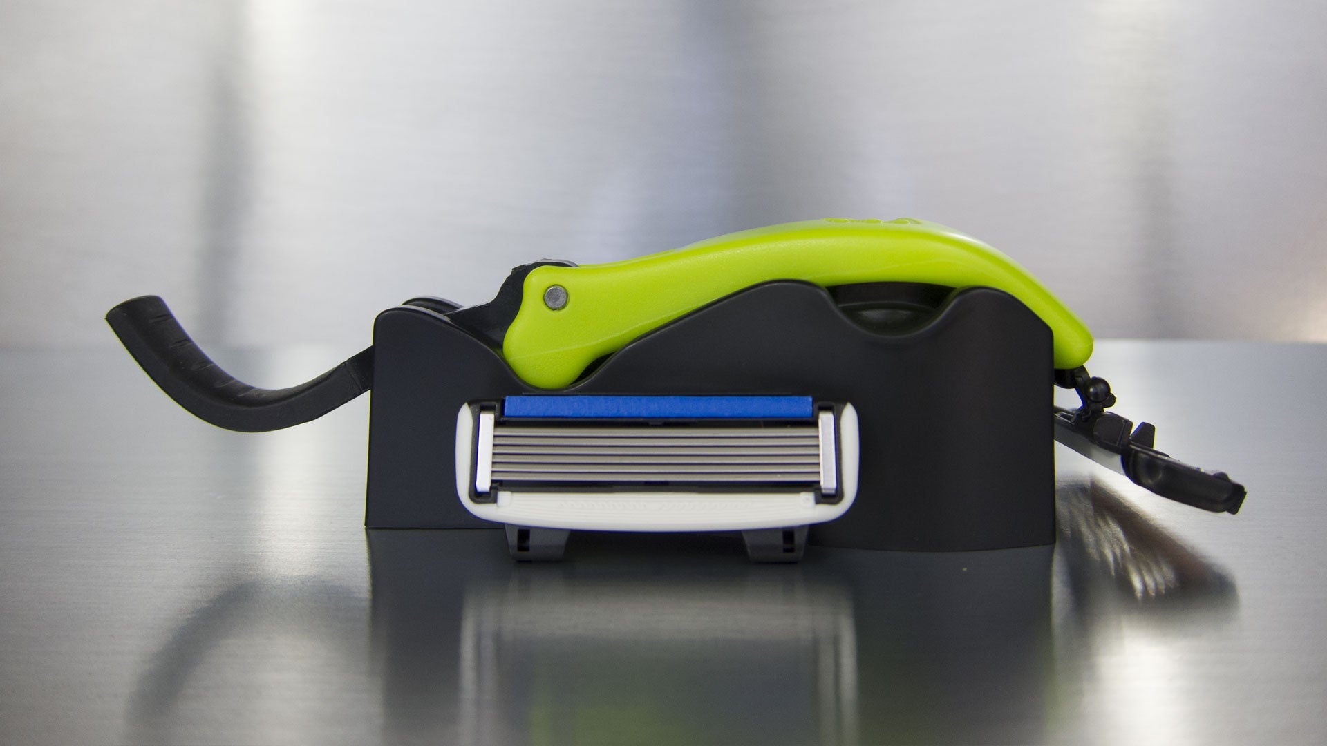 Cobra Razor CR1000 in face position on stand with 6 blade cartridge